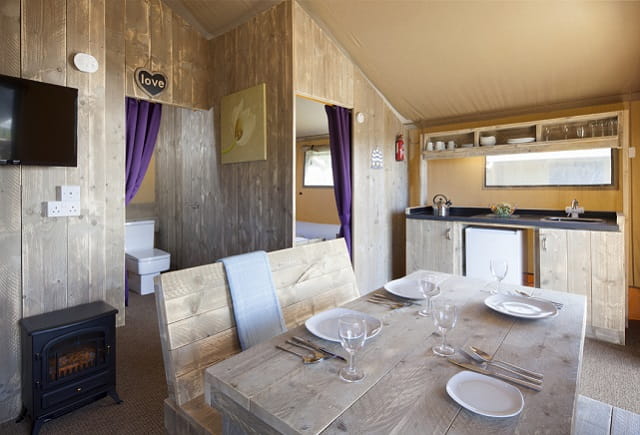 Kitchen and dining area in a Safari Plus Glamping tent at Ruda Holiday Park