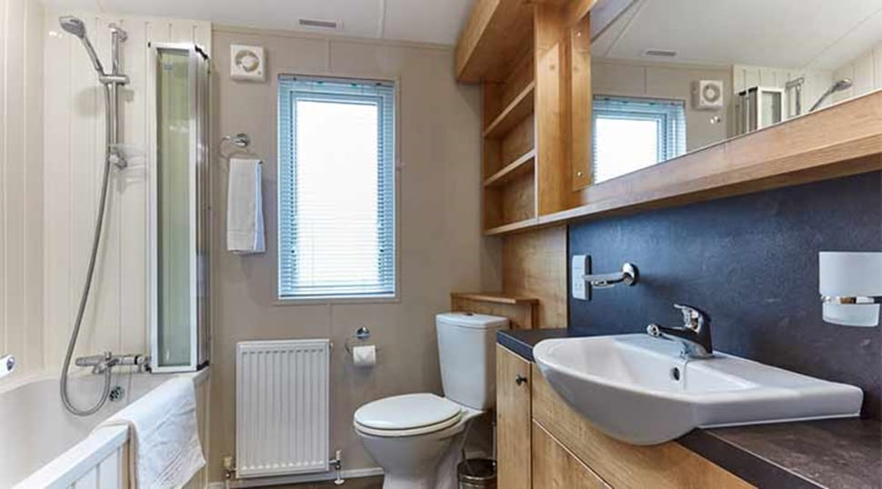 The en suite bathroom of a lodge